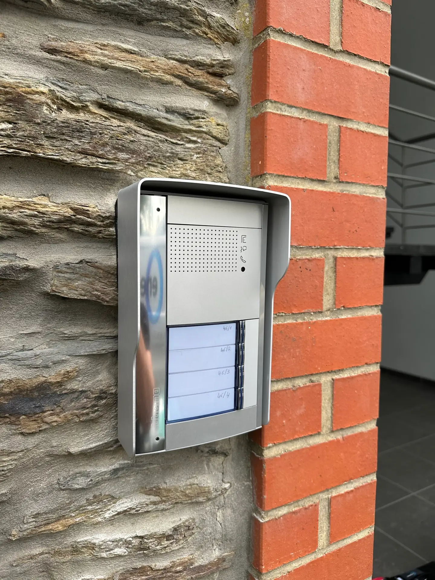 Parlophone à l'entrée d'une maison