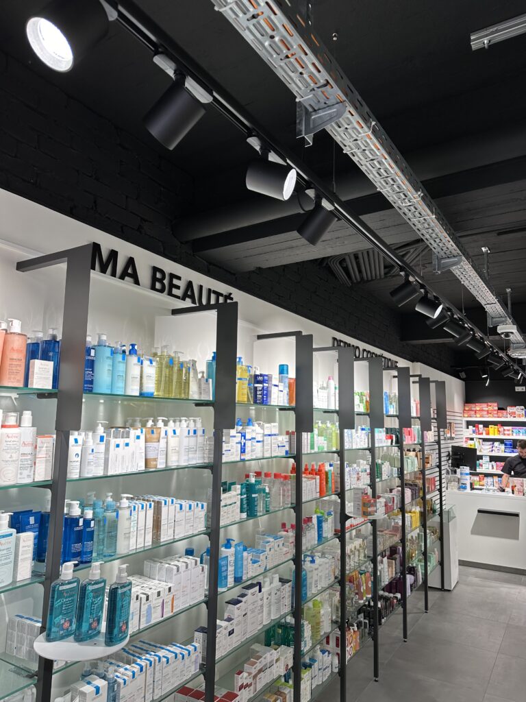 Installation d'éclairage dans une pharmacie